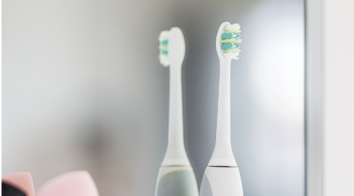 Cepillos eléctricos vs. manuales: ¿cuál es mejor para tu salud dental?